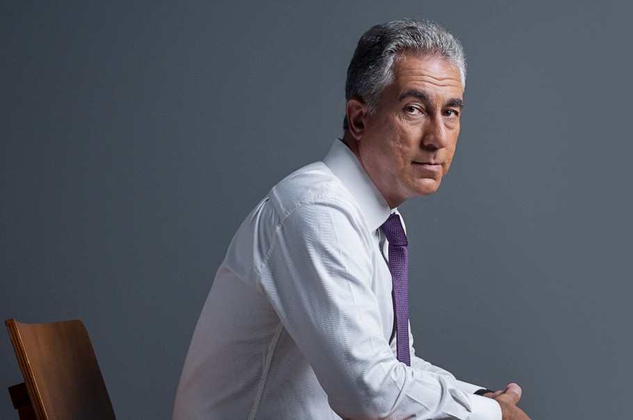 antonio sentado olhando de lado